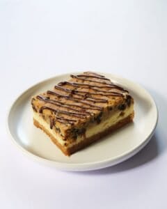 Bánh phô mai Turtle đậm đà với hạt hồ đào, caramel và sô cô la.