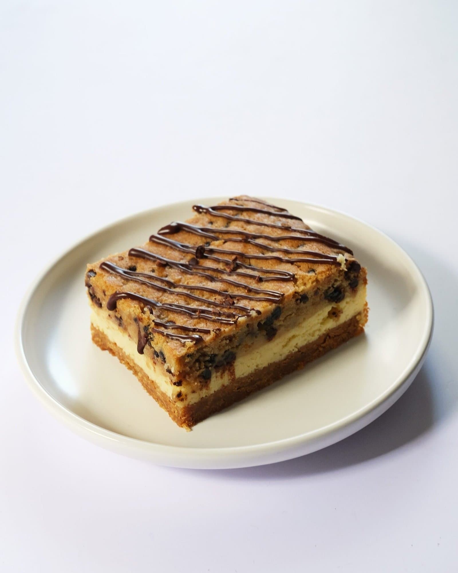 Bánh phô mai Turtle đậm đà với hạt hồ đào, caramel và sô cô la.