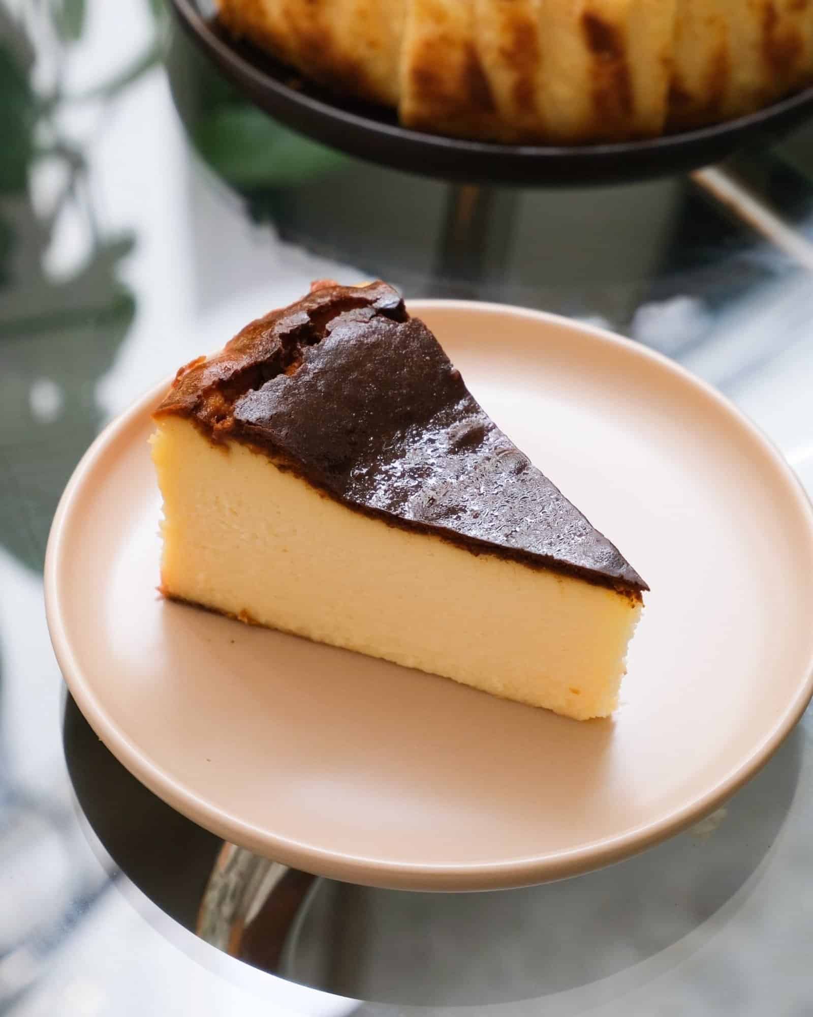 Basque Burnt Cheesecake tại Sài Gòn: Công thức chân thực của Quận 3 - Phần 1 Bánh mì Basque Burnt Cheesecake nướng tươi tại Quận 3, Sài Gòn