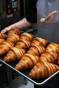 Những chiếc bánh croissant vàng óng mới nướng tại tiệm bánh mới của chúng tôi ở Thảo Điền.