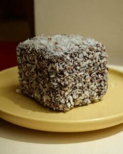 Bánh lamington truyền thống phủ sô-cô-la và dừa sấy tại Dulce de Saigon