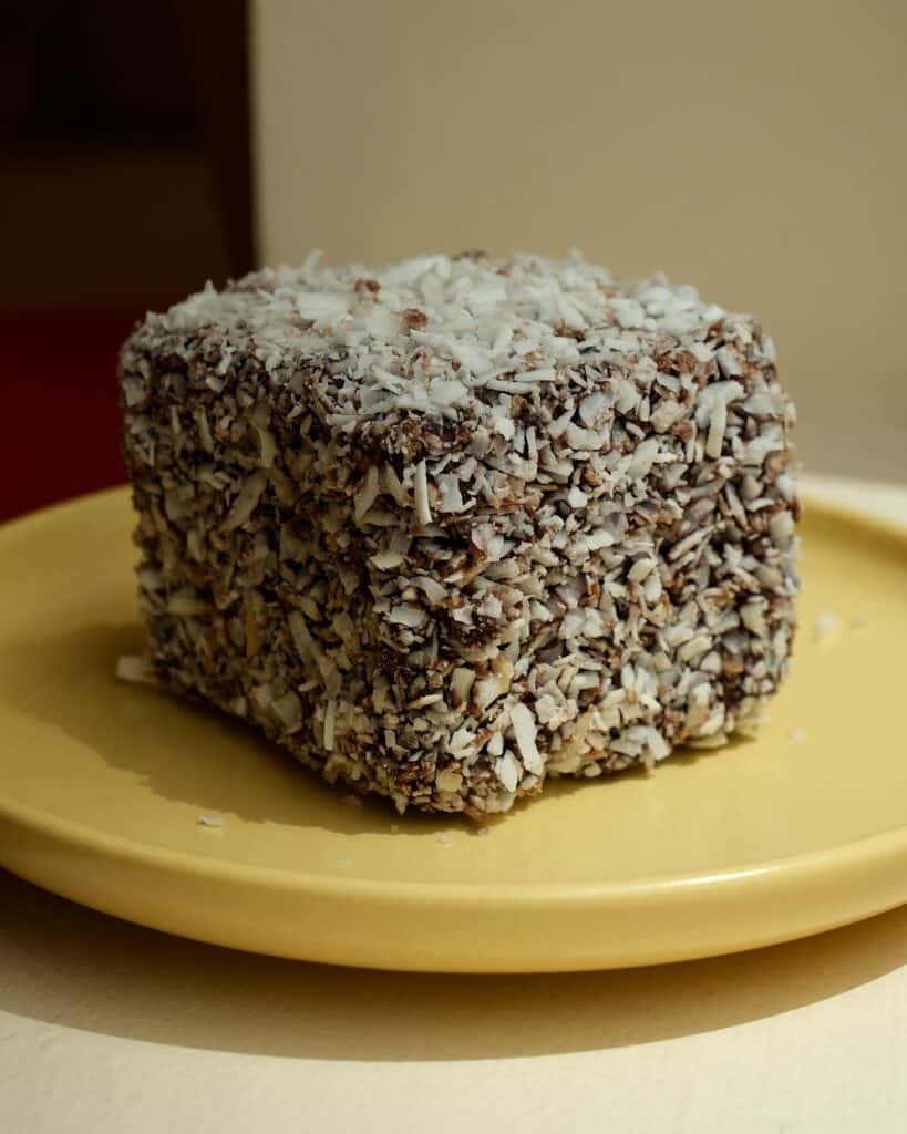 Bánh lamington truyền thống phủ sô-cô-la và dừa sấy tại Dulce de Saigon