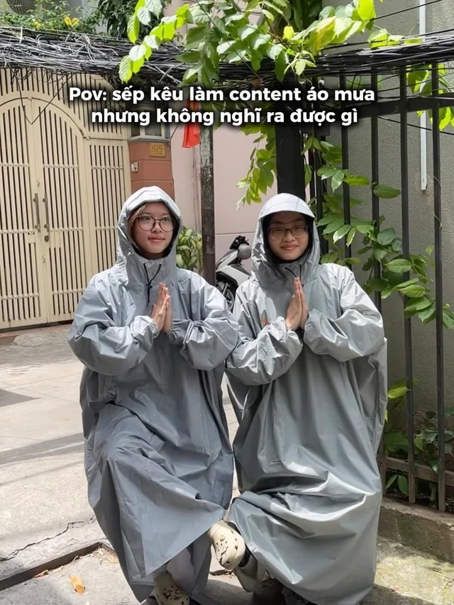 Làm tiệm bánh nhưng sếp kêu Pr áo mưa đi 🤷🏻‍♀️ Nói chứ áo mưa “DÂN CHƠI” của tiệm không những dày dặn, thoải mái mà…